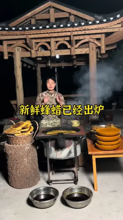 新鲜蜂蜡已经出炉#养蜂 #诱蜂 #养蜂技术 @抖音小助手