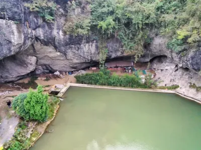 �F��һ�˼��[�ӿ����ϰ������߽�һ�����ǂ�������Դ �ڹ�������Ĵ�ɽ� �����Ƿ�����һ���ش��ޱȵ���Ѩ ������������ﻹ������һ���˼����ſ�����һ�������������������Χ��Ҳ������������ݺ������ ����